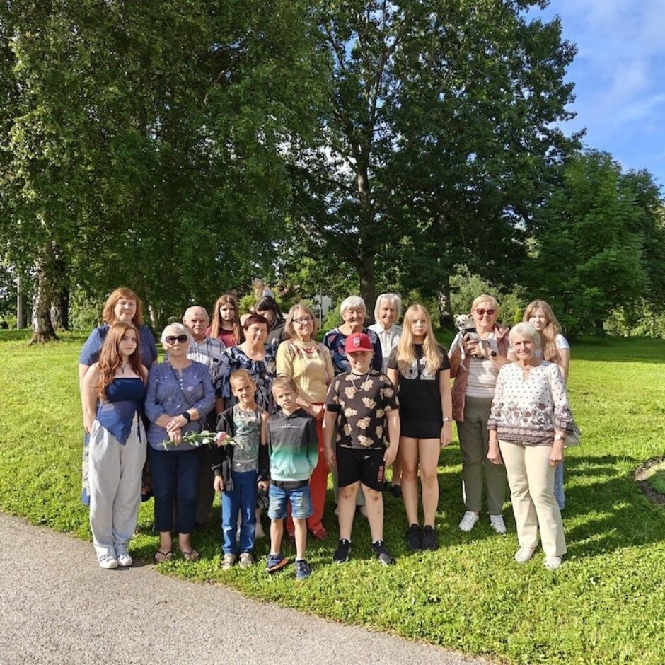 Skolēni un seniori kopā parkā saulainā dienā