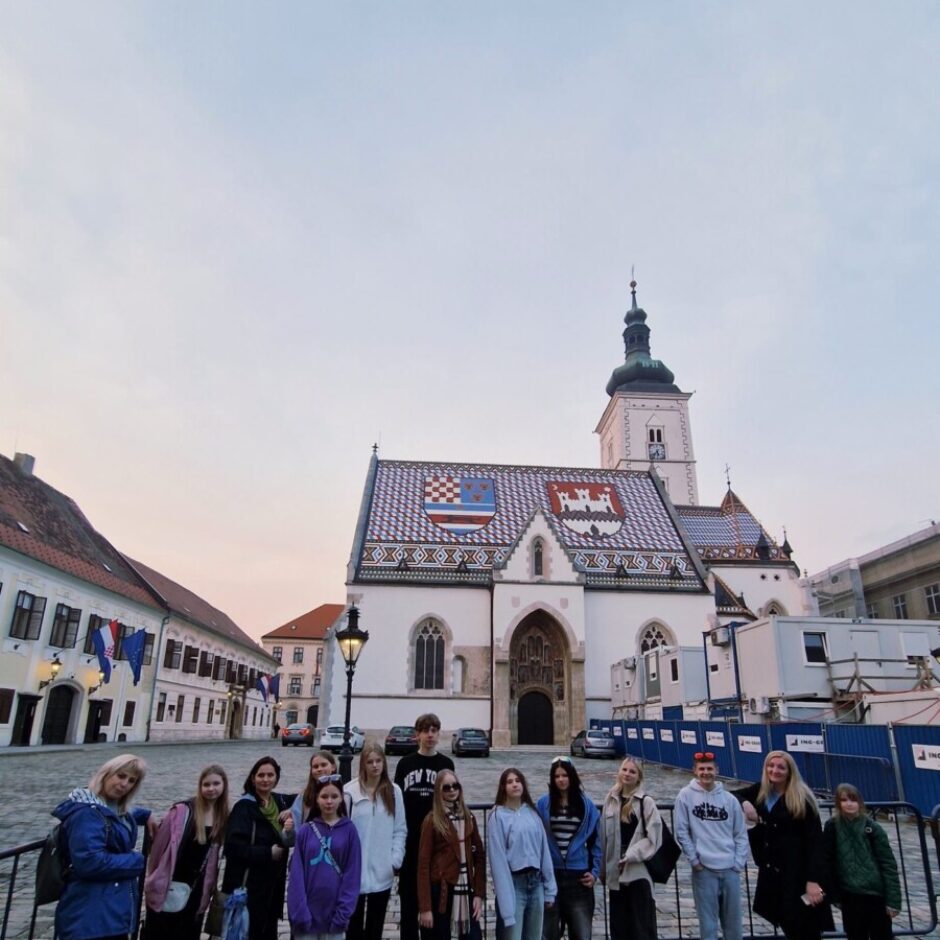 Skolēni pie baznīcas laukumā Erasmus+ projekta braucienā
