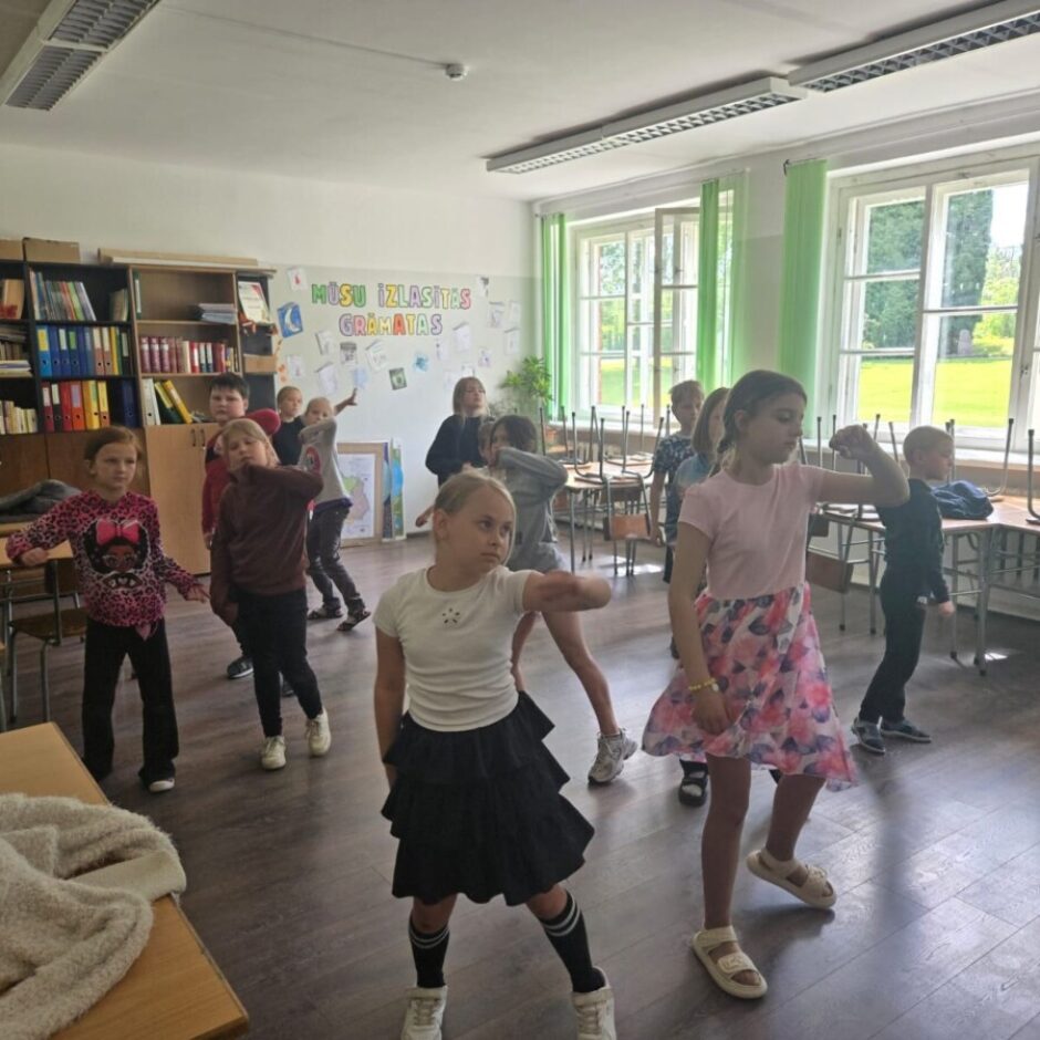 Skolēni dejo skolas bibliotēkā vērtību dienā