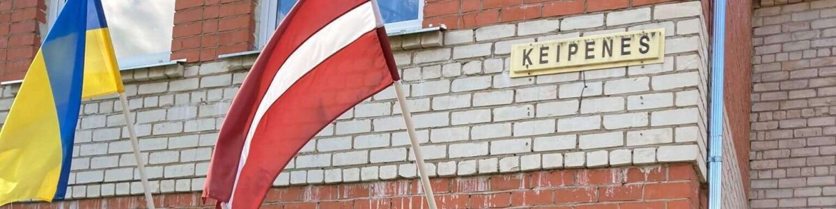 Ķeipenes pamatskolas ēka ar skolēniem pie ieejas