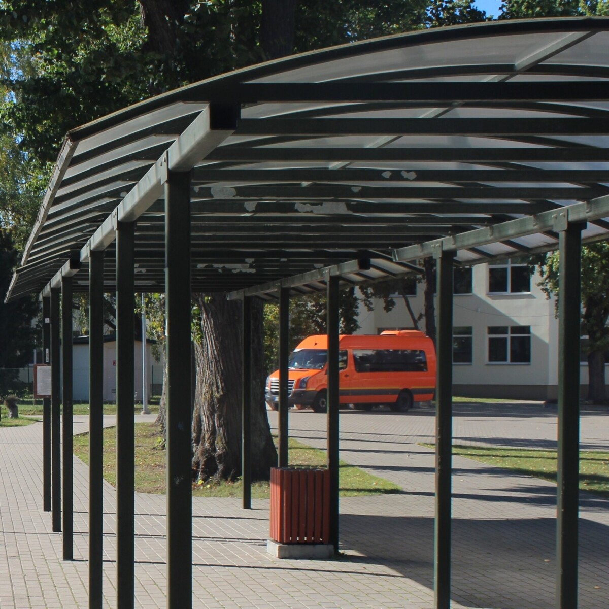 Skolēnu autobusa nojume un autobuss