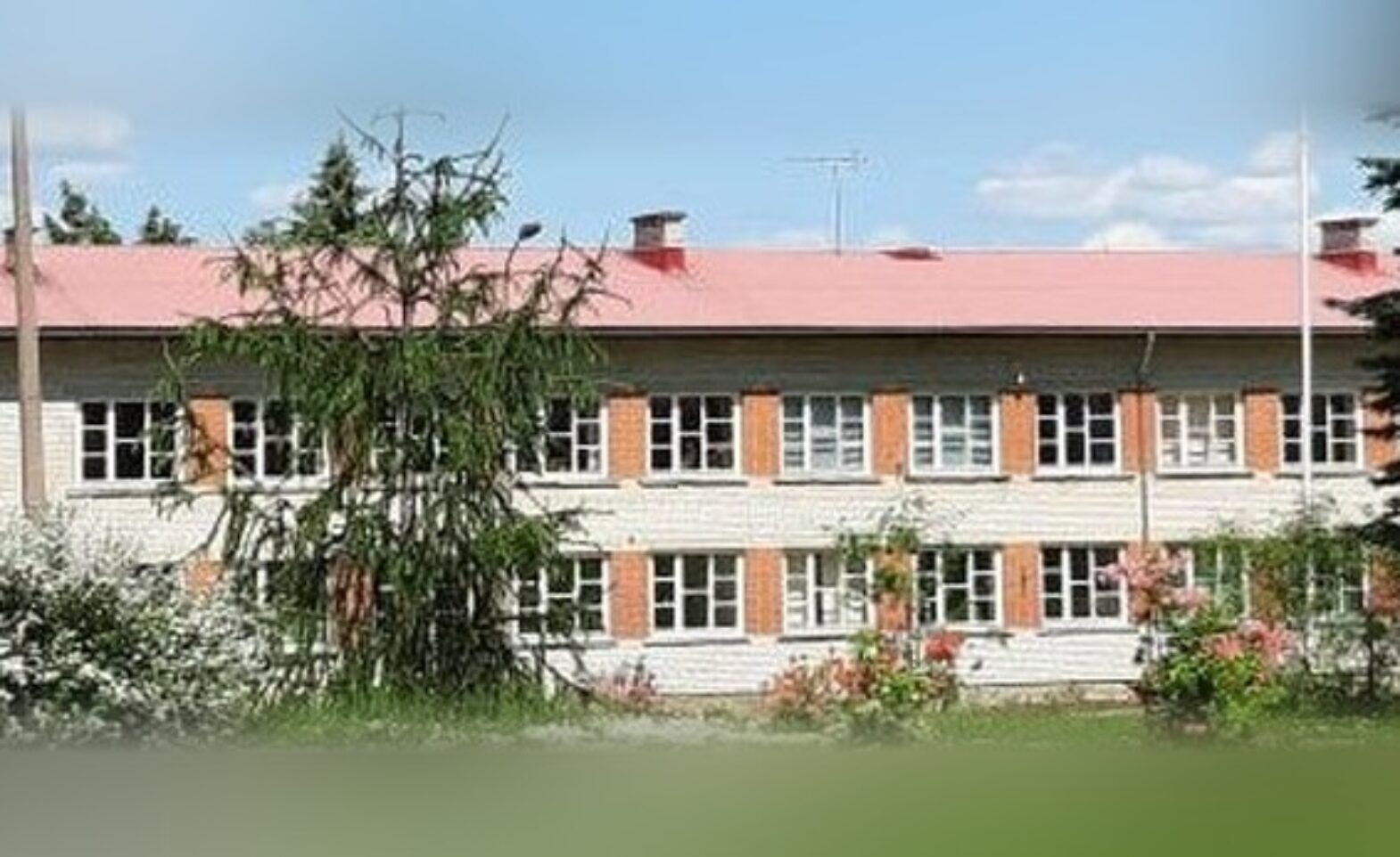 Ķeipenes skolas ēka vasarā
