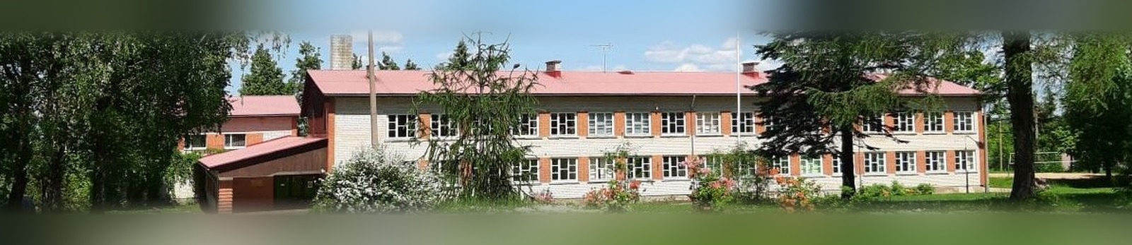 Ķeipenes skolas ēka vasarā