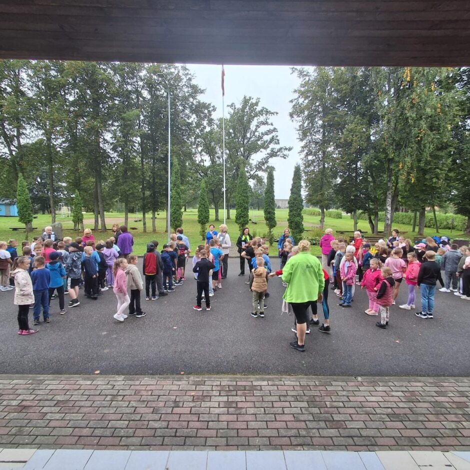 Skolēni sapulcējušies laukumā un sporto