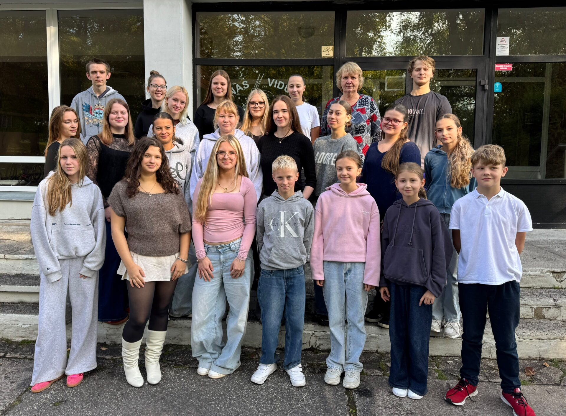 Pie Madlienas skolas ieejas ir nofografējusies skolas skolēnu pašpārvalde