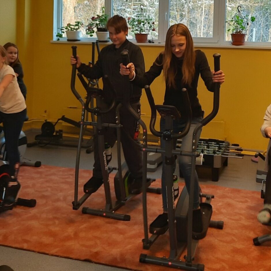 Skolēni trenējas trenažieru zālē