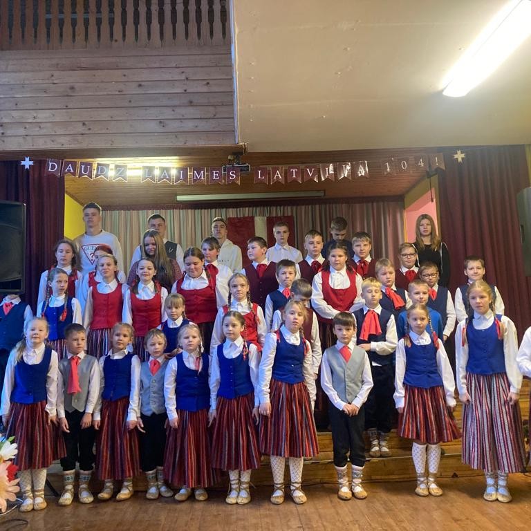 Skolēni tautastērpos skolas pasākumā