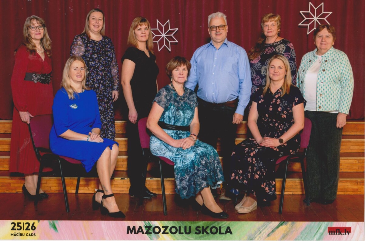 Mazozolu skolas skolotāji skolas zālē