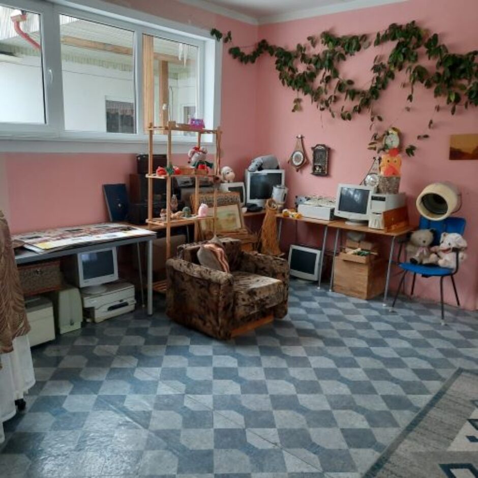 Skolas muzeja telpa ar seniem sadzīves priekšmetiem