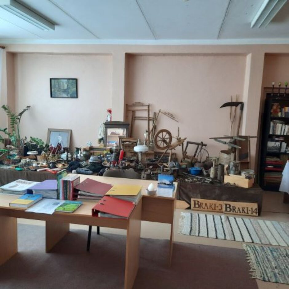 Skolas novadpētniecības muzeja ekspozīcija ar seniem priekšmetiem