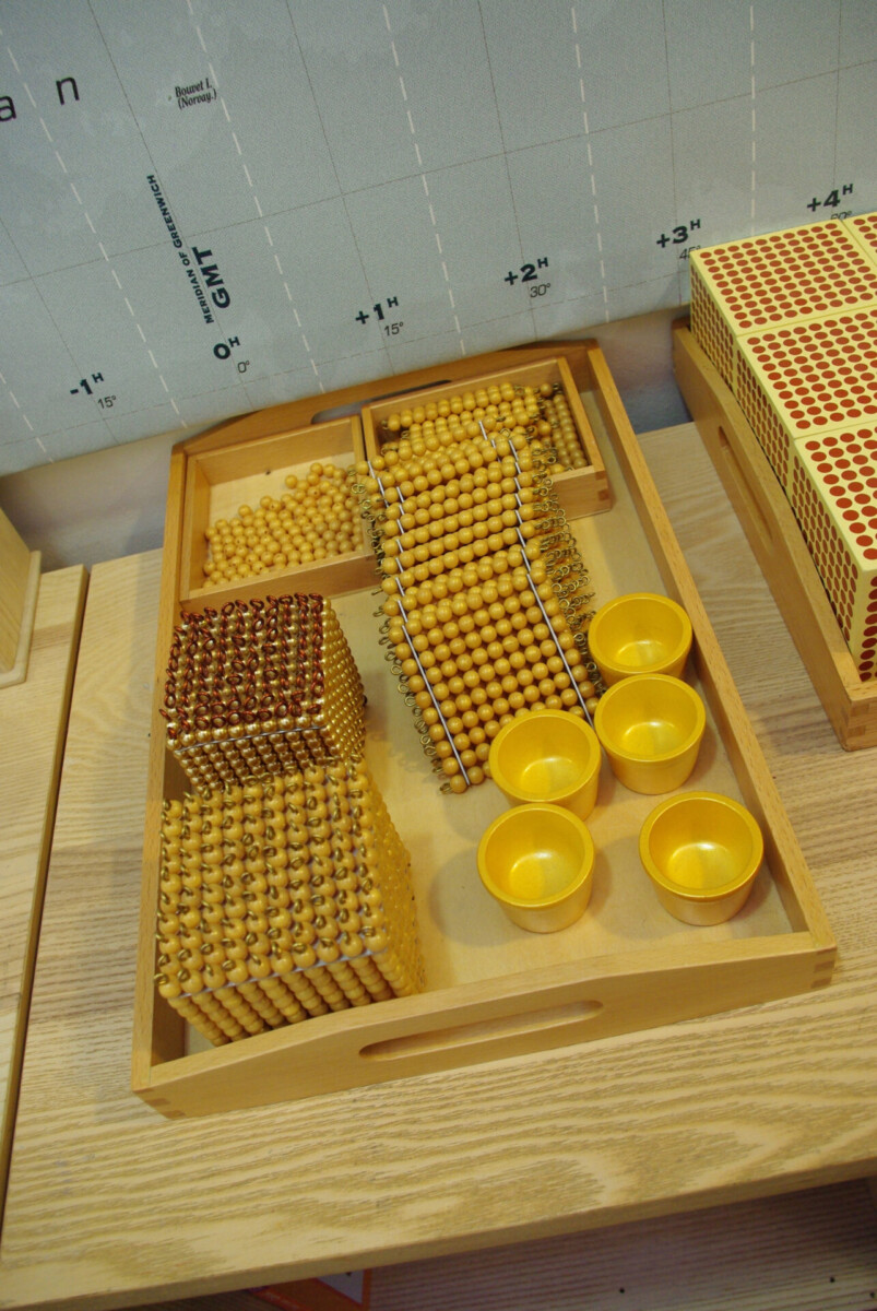 Montessori zelta pērlīšu materiāls koka paplātē