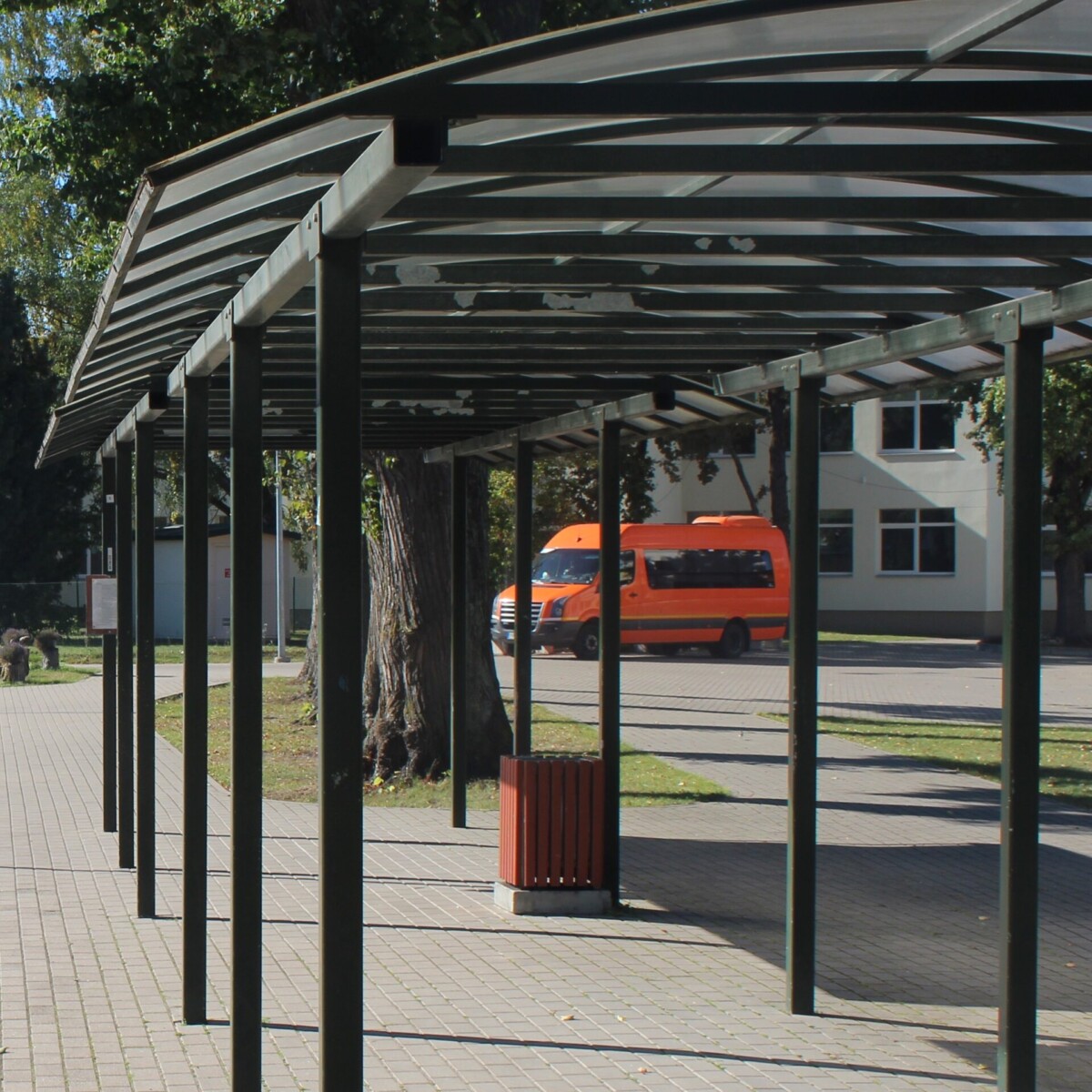 Autobusa pieturas nojume un oranžs mikroautobuss