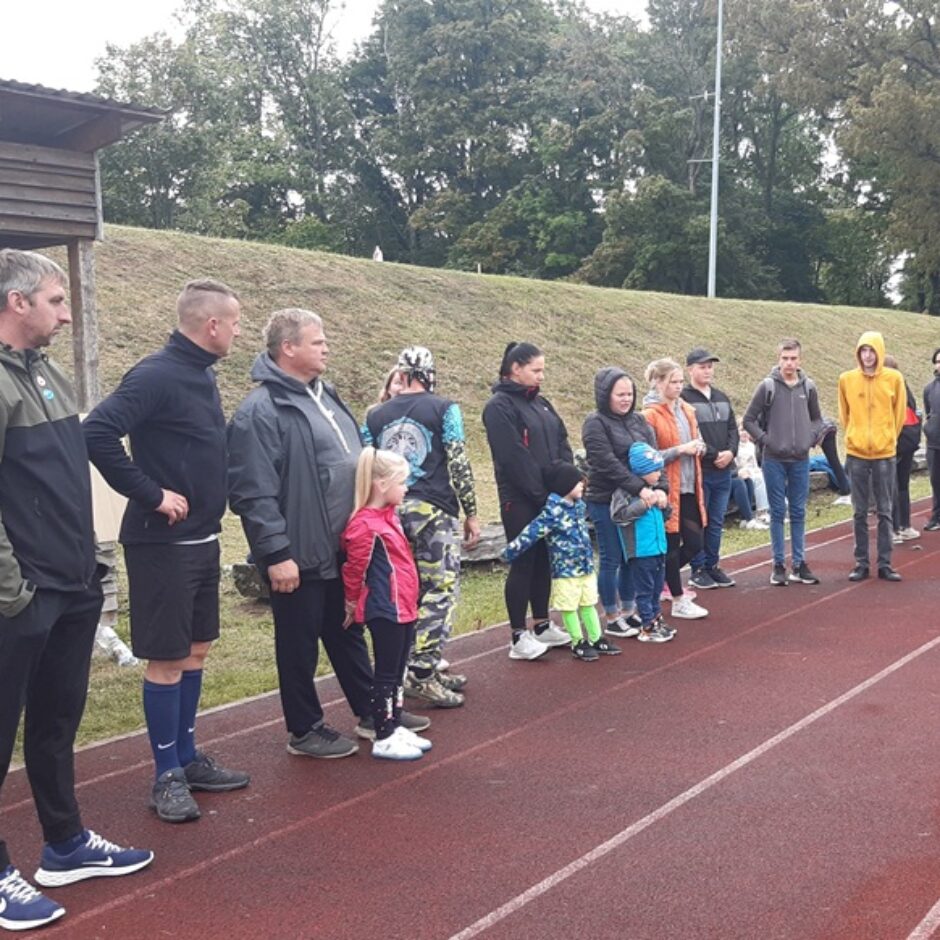 Skolēni un pedagogi pulcējas uz skrejceļa pie stadiona