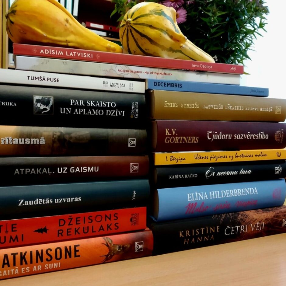 Grāmatu kaudze ar Bērnu žūrijas grāmatām un rudens dekoru