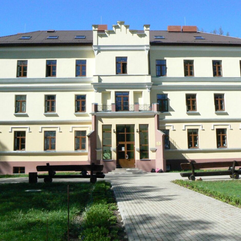 Taurupes skola — vēsturiskā Tranzē muižas ēka