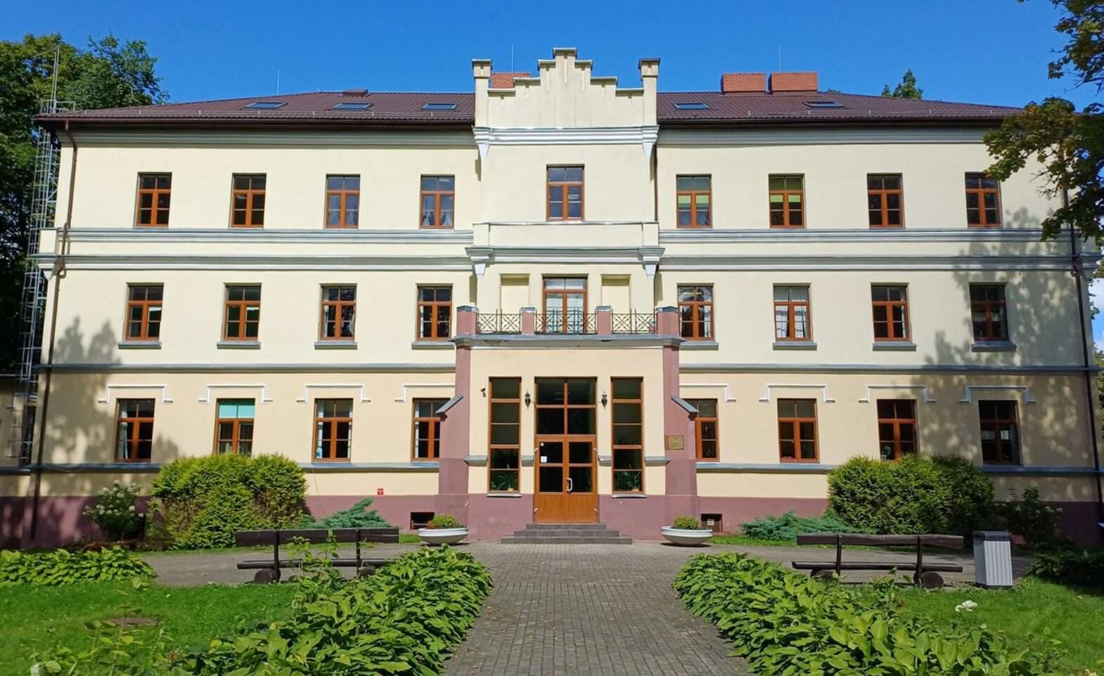 Taurupes skola vēsturiskajā Tranzē muižas ēkā