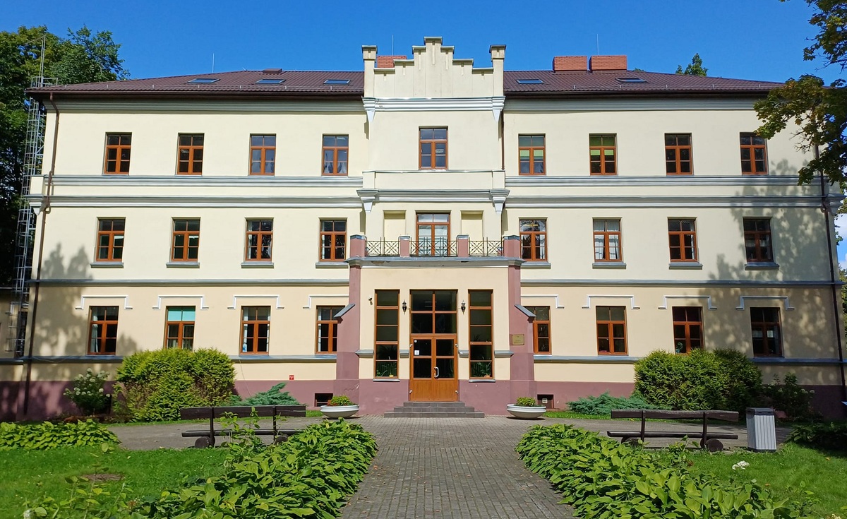 Taurupes skola vēsturiskajā Tranzē muižas ēkā