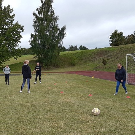 Skolas futbola laukums un apkārtne